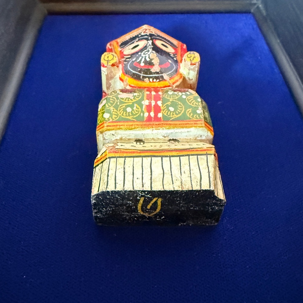 Vintage Framed Hand-Carved Jagannath Wooden Figurine from India Blue Velvet - Picture 6 of 15